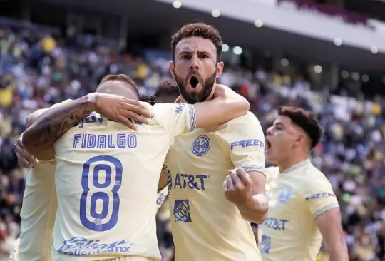 Miguel Layún celebra un gol con Álvaro Fidalgo.