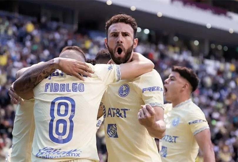 Miguel Layún celebra un gol con Álvaro Fidalgo. Miguel Layún celebra un gol con Álvaro Fidalgo.