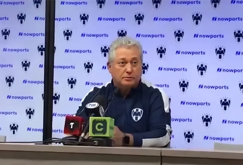 V&iacute;ctor Manuel Vucetich fue el blanco de los malos comentarios de la afici&oacute;n de Rayados tras quedar eliminados.