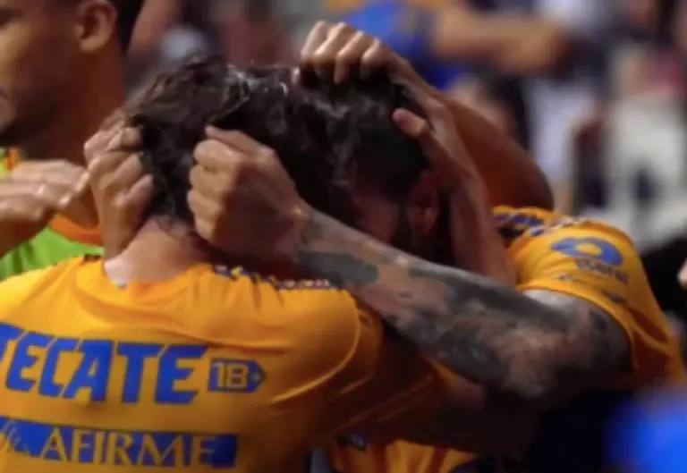 Gignac celebra con Córdova el gol de la victoria - Captura de pantalla