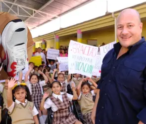 Gobernador de Jalisco presume tenis de Chivas; ¿cuánto cuestan?