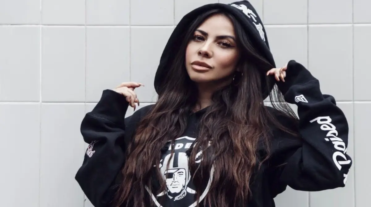 Se considera amante de todos los deportes y tiene a sus equipos favoritos bien definidos, como en el futbol americano, donde se declara amante de los Raiders de Las Vegas. 