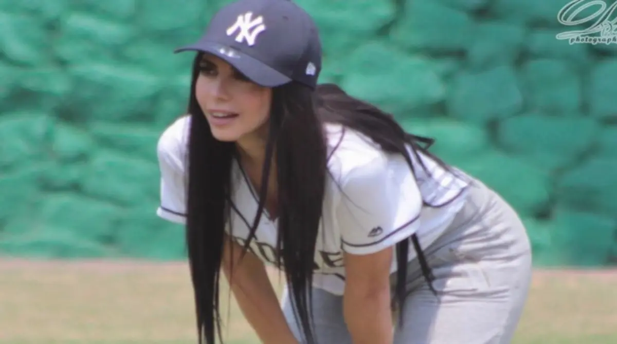 Antes de que incursionara dentro del periodismo deportivo, Jimena jug&oacute; beisbol de forma amateur. 