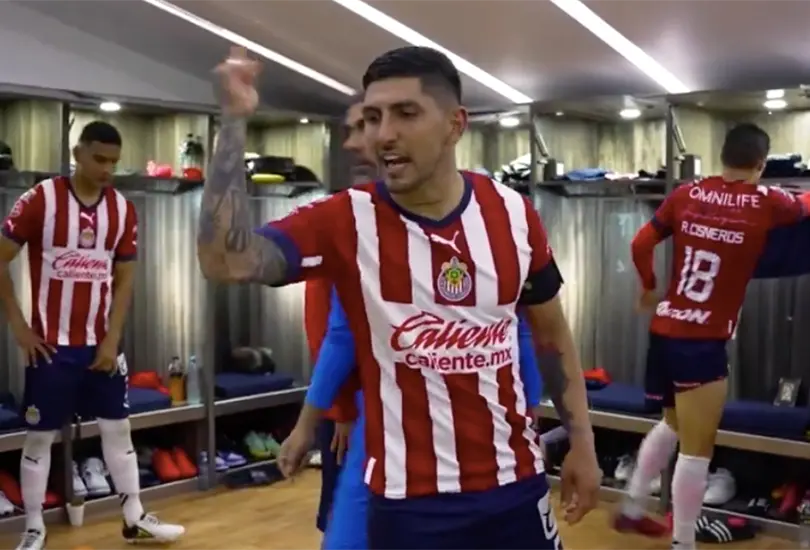 Víctor Pocho Guzmán motivó a sus compañeros al medio tiempo del América vs Chivas. Víctor Pocho Guzmán motivó a sus compañeros al medio tiempo del América vs Chivas.