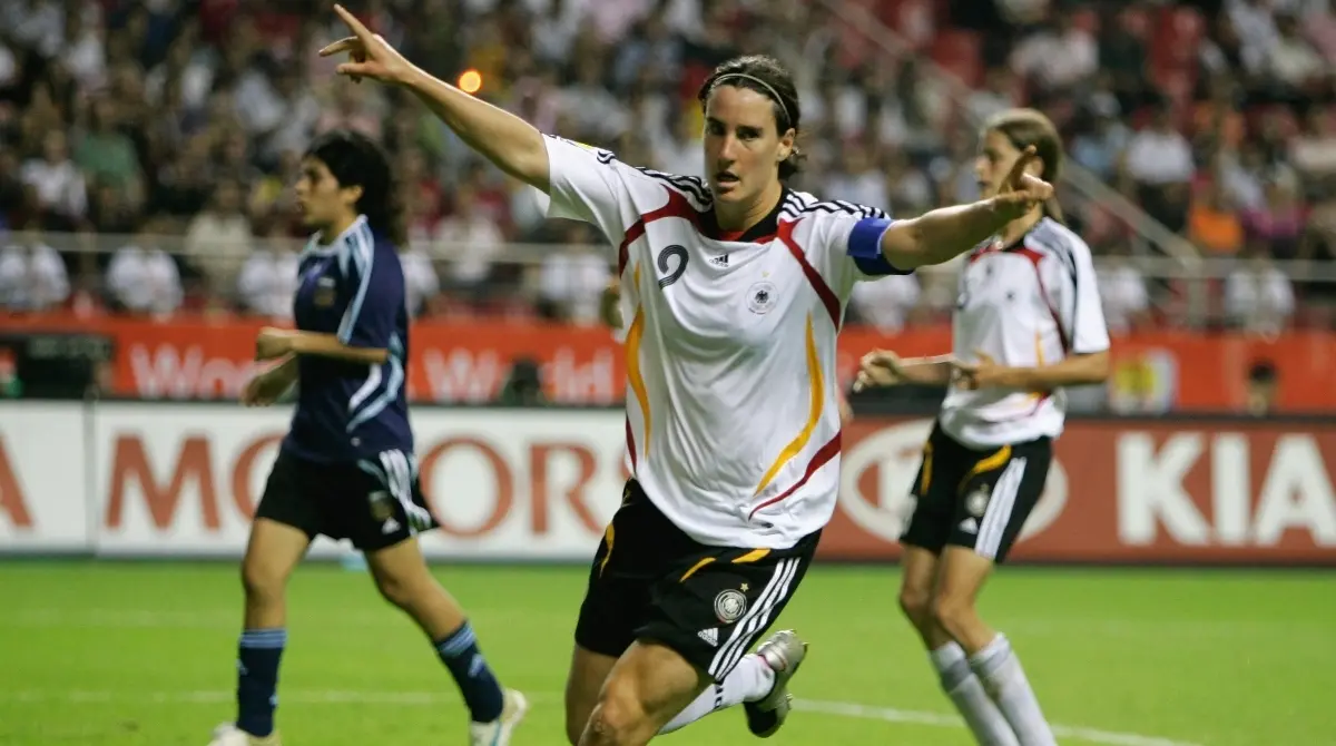 BIRGIT PRINZ. Exfutbolista alemana que marcó historia como la jugadora del año para la FIFA durante 2003, 2004 y 2005, siendo campeona del mundo durante 2003 y 2007. Participó en cinco Mundiales y además obtuvo cinco Eurocopas y tres medallas olímpicas de bronce (2000-2004-2008).