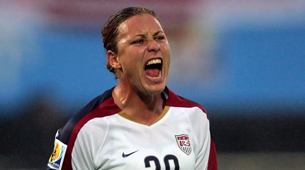 ABBY WAMBACH. La exdelantera estadounidense es medallista olímpica y máxima anotadora en la historia de los Estados Unidos con 184 goles. Participó en cuatro Copas del Mundo siendo campeona en 2015, aunque previamente se había hecho con el Balón de Oro Femenino en 2012.