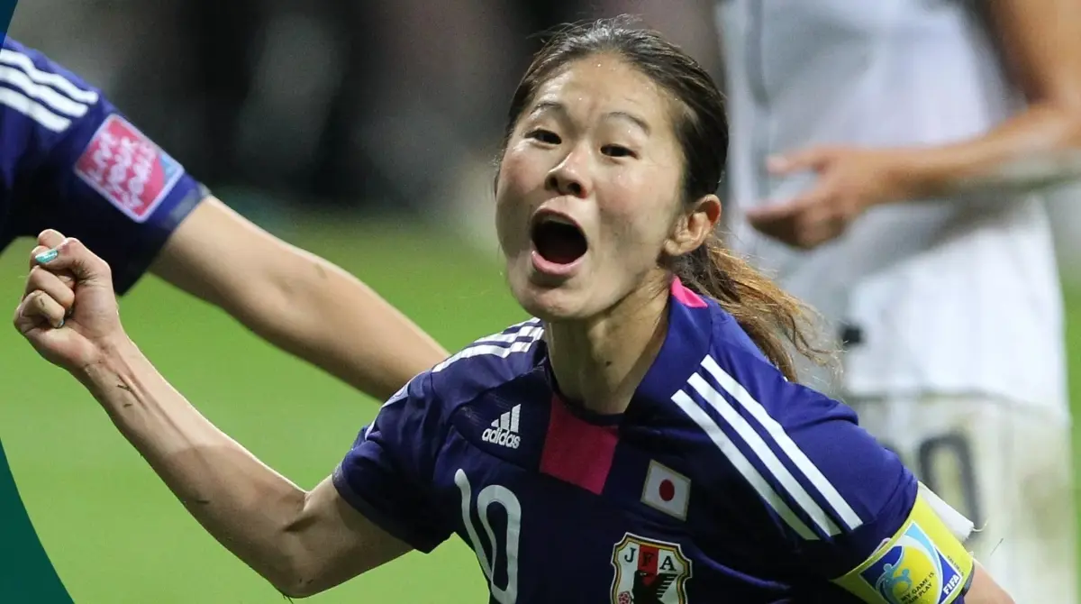 HOMARE SAWA. La exjugadora japonesa debutó en la selección nacional de su país durante 1993 con tan solo 15 años de edad. Fue extendiendo su legado a lo largo de los seis mundiales que disputó (desde 1995 hasta 2015), ganando la edición de 2011 en Alemania. Obtuvo oro en los Juegos Olímpicos de 2012, además de ser reconocida como Balón de Oro FIFA en 2011.