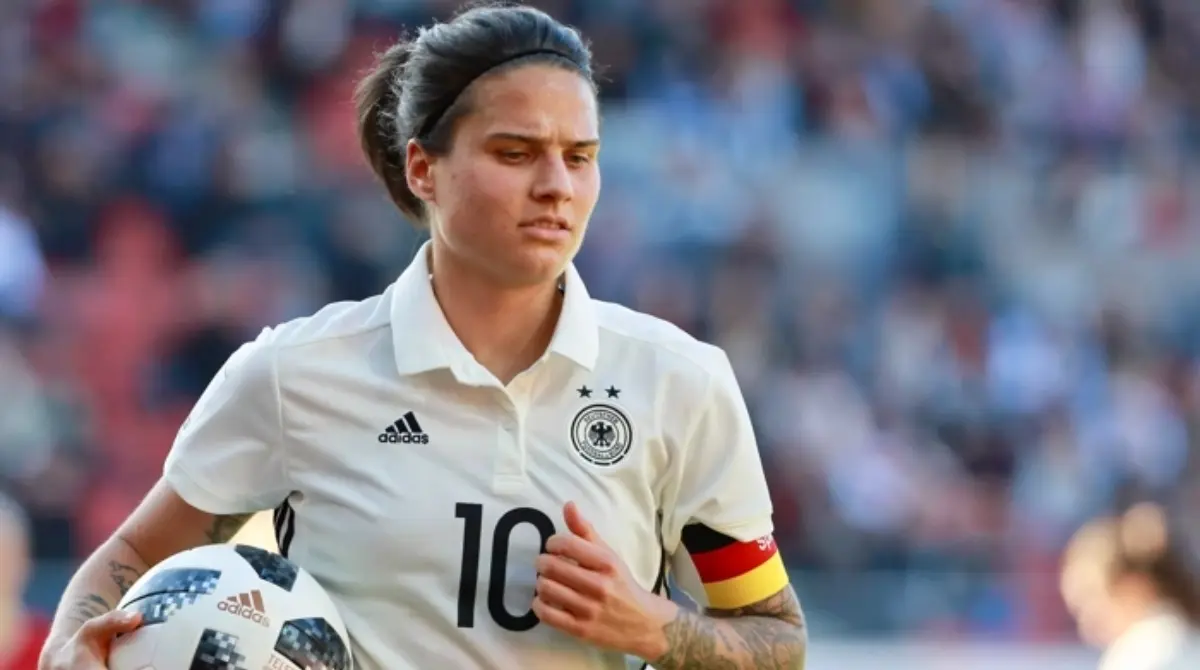 DZSENIFER MAROZSAN. La alemana nacida en Hungría ha destacado profesionalmente como mediocampista, siendo una ganadora nata. Es medallista de oro en los Juegos Olímpicos de Río 2016, además de poseer cuatro Champions League con Olympique de Lyon.