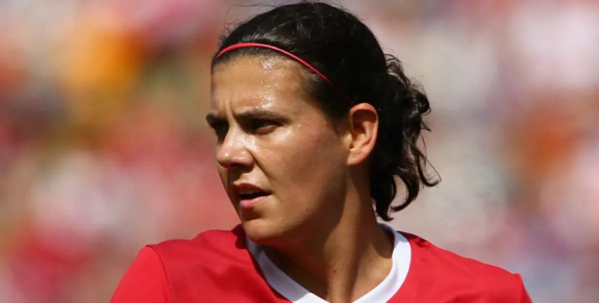 CHRISTINE SINCLAIR. Es considerada como la mejor futbolista en la historia de Canadá, esto gracias a la exposición que le dio al futbol femenil de su país ante los ojos del mundo. Posee dos medallas olímpicas de bronce (2012-2016) y una más de oro (2020), además de acumular 10 goles en los cinco Mundiales que ha disputado.