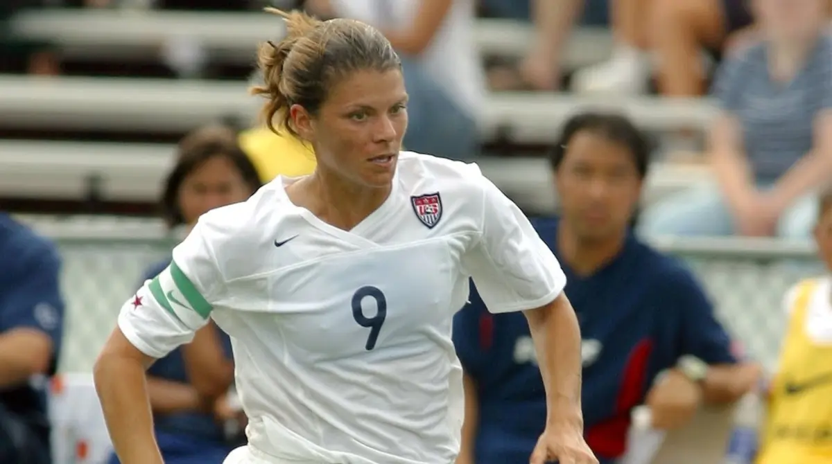 MIA HAMM. La exfutbolista estadounidense puede presumir ser una de las primeras estrellas del futbol femenil, siendo bautizada incluso como la 'Jordan' del futbol. Ganó oro en los Juegos Olímpicos de 1994 y 2004, además de dos Mundiales con Estados Unidos (1991 y 1999)