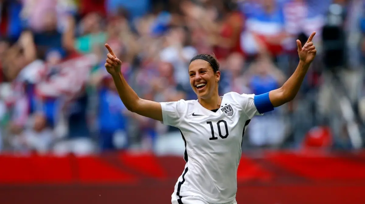 CARLI LLOYD. Se trata de la primera futbolista en marcar durante seis partidos consecutivos en un Mundial Femenil, competición que se encuentra dos veces en sus vitrinas, viéndose complementada por dos medallas de oro (2008 y 2012).