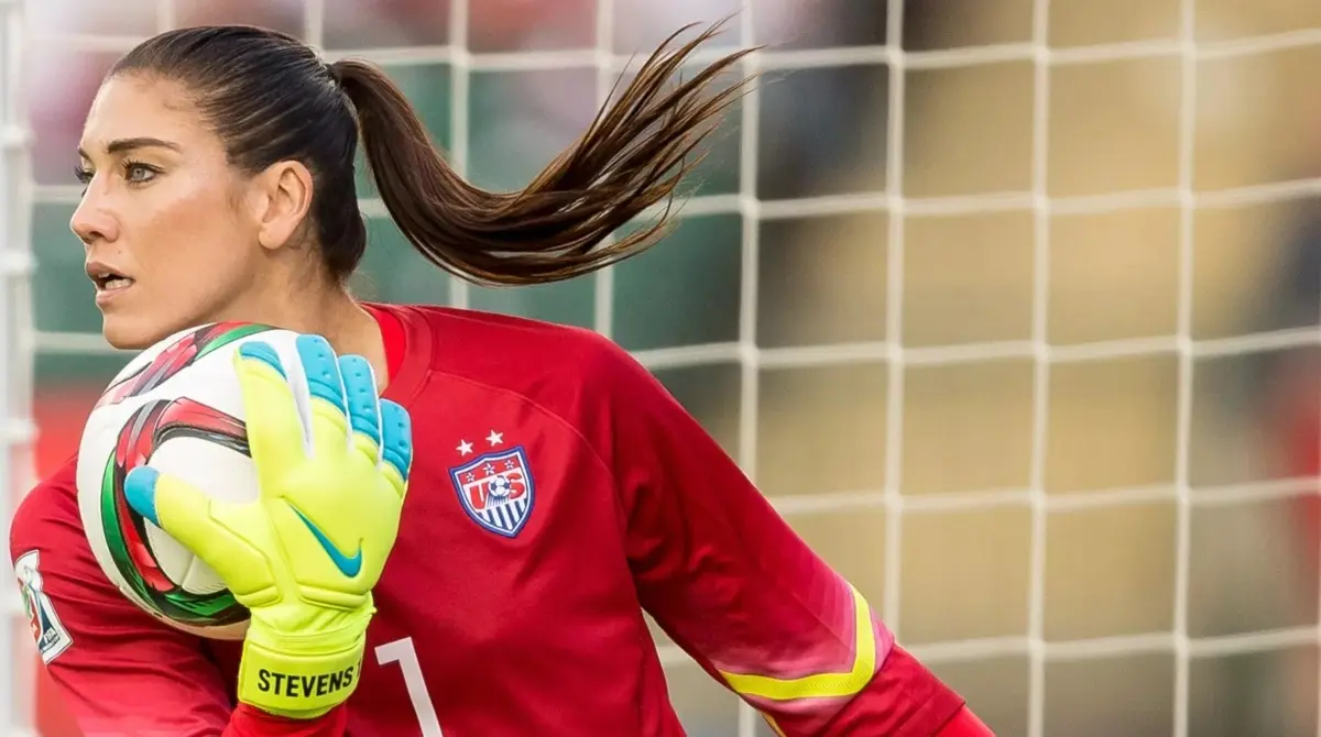 HOPE SOLO. La exportera de los Estados unidos figuró en el arco de su país desde 2000 hasta 2016, ganando el Mundial Femenil de Canadá 2015, además de dos medallas de oro. Es considerada como una de las mujeres más emblemáticas al momento de impulsar el futbol femenino en el mundo.