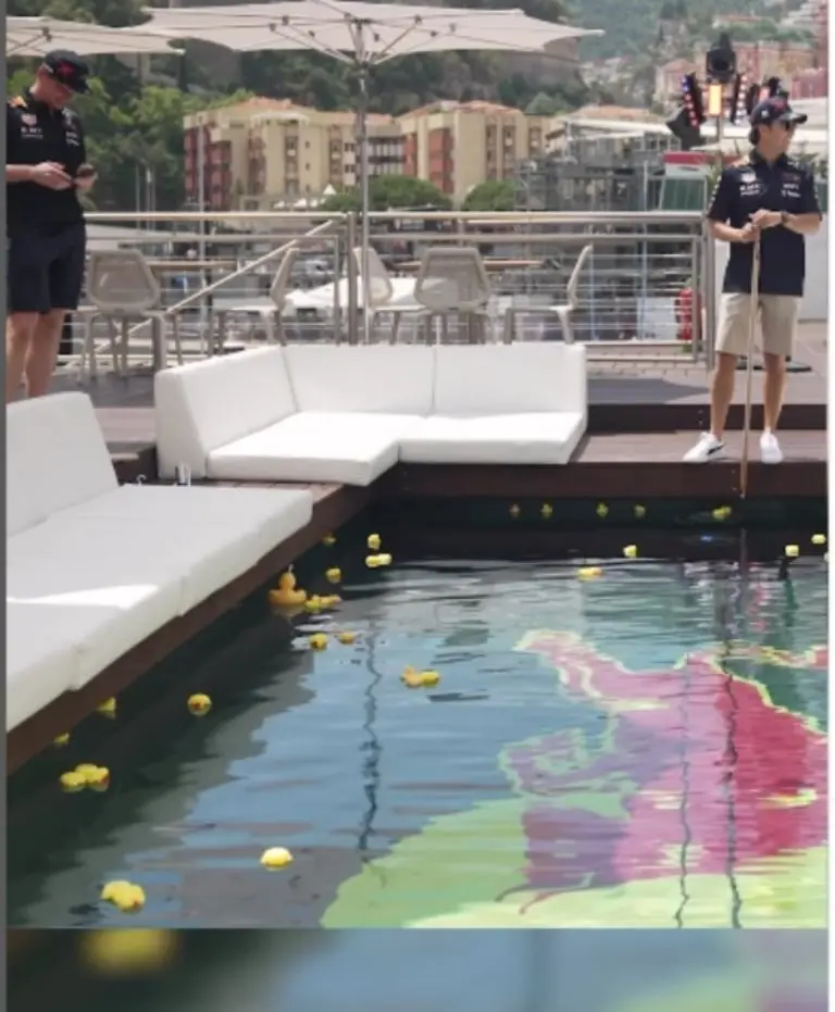 La tradicional piscina con el logo de Red Bull en Mónaco. (Captura de pantalla)