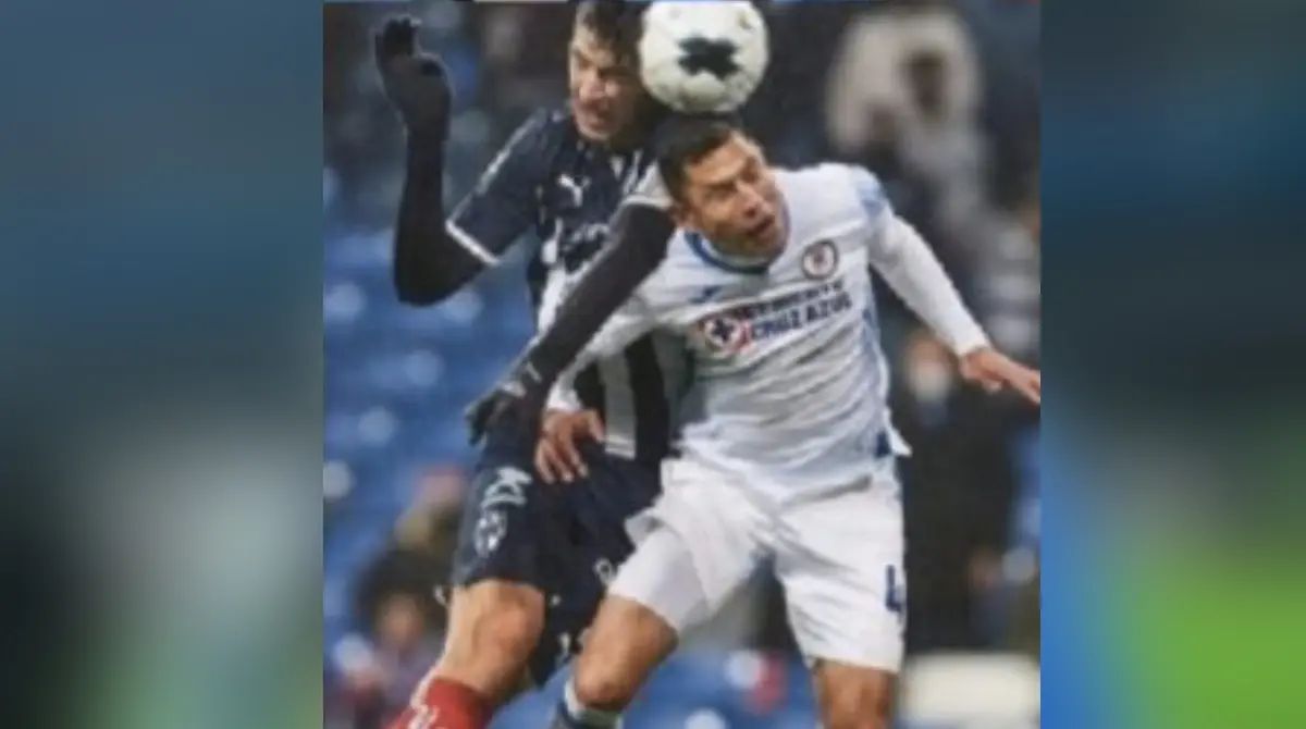 Gran parte de los aficionados de Cruz Azul le cuestionó sus 'saltos para abajo', el hecho de perder las marcas, de no meter pierna e incluso de no arriesgar el físico.