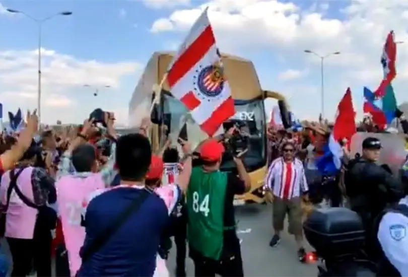 El camión de Tigres sufrió fuertes daños luego de ser atacado por varios aficionados del Rebaño Sagrado. El camión de Tigres sufrió fuertes daños luego de ser atacado por varios aficionados del Rebaño Sagrado.