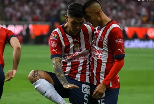 Chivas está a 45 minutos de coronarse campeón de Liga MX después de derrotar 2-0 a Tigres al medio tiempo gracias al Piojo Alvarado y al Pocho Guzmán.