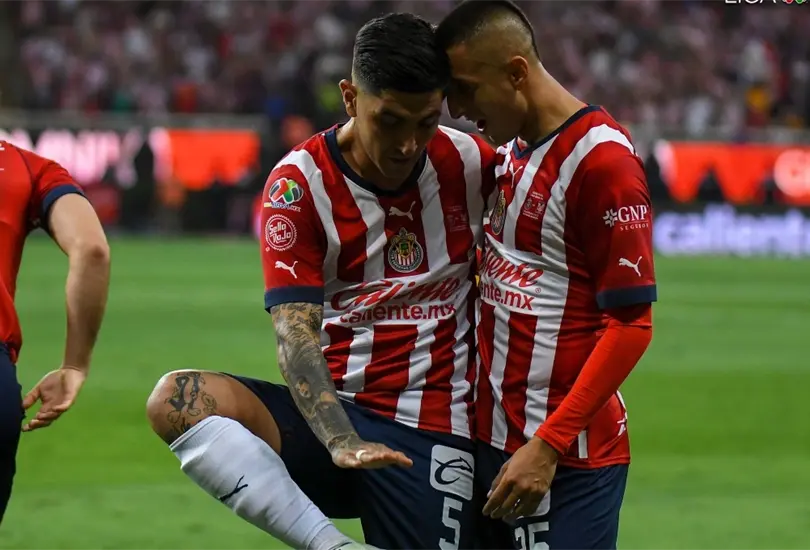Chivas est&aacute; a 45 minutos de coronarse campe&oacute;n de Liga MX despu&eacute;s de derrotar 2-0 a Tigres al medio tiempo gracias al Piojo Alvarado y al Pocho Guzm&aacute;n.