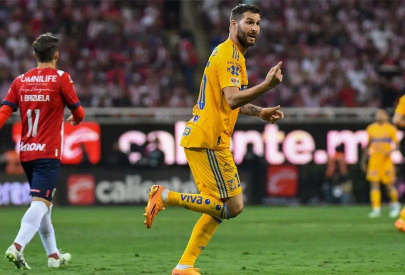 Los Tigres aprovecharon los errores de las Chivas para en el segundo tiempo de la final de Liga MX empatarn ante Chivas y obligaran los tiempos extras.