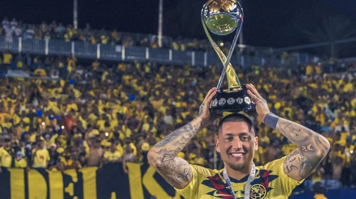 NICOLÁS CASTILLO. El chileno fue otro de los futbolistas que causó dolor a la afición de Pumas, puesto que el convertirse en ídolo y marcharse al América dejó una huella imborrable. El salir de C.U ocasionó que pudiera ser campeón en México con las 'Águilas'.