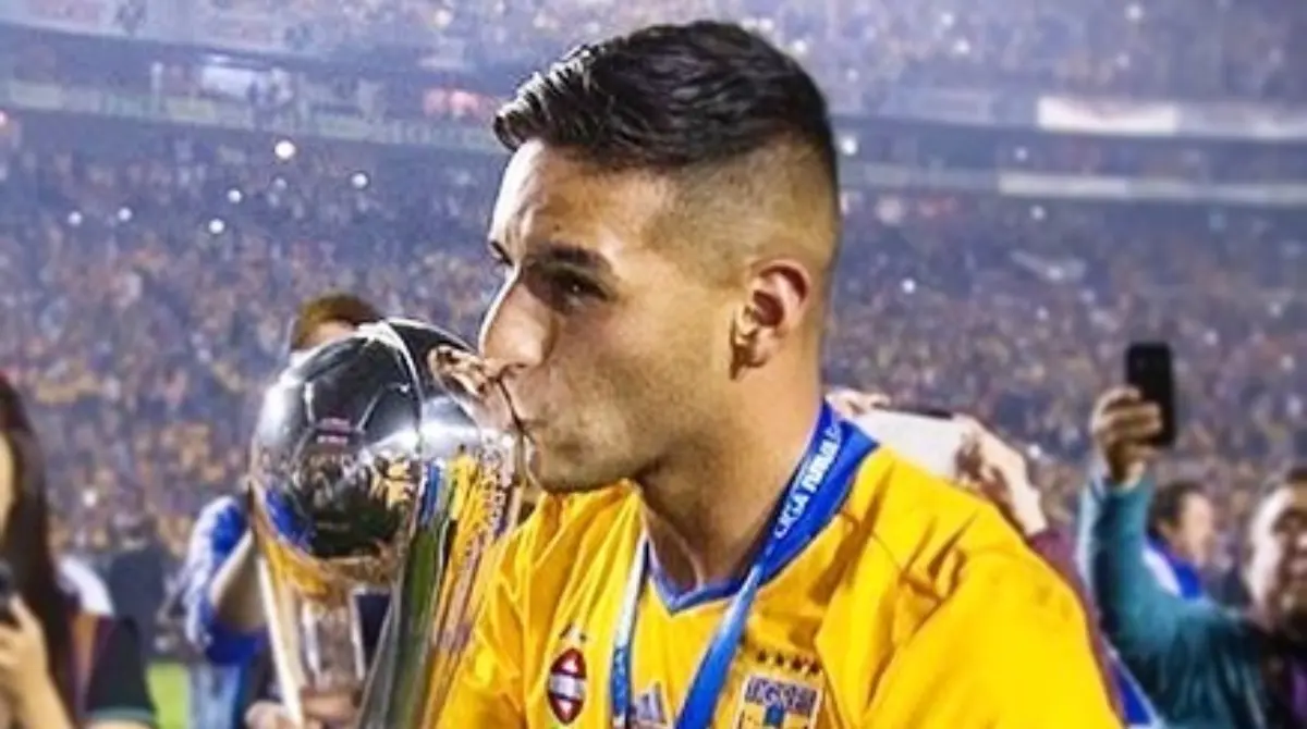 ISMAEL SOSA. El fichaje de Sosa con Tigres, luego de estar con Pumas de 2014 hasta 2016, causó indignación por parte de los aficionados 'universitarios', mismos que sufrieron al verlo campeón en seis ocasiones con los del norte.