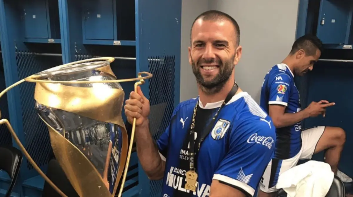 EMANUEL VILLA. El 'Tito' jugó con Pumas el segundo semestre de 2012, tiempo en el que poco pudo hacer para alcanzar algún logro con el equipo. Tras dicha etapa llegó a Querétaro para ganar su primeros títulos colectivos siendo la Supercopa MX y la Copa MX.