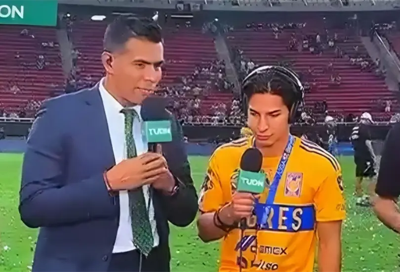 El analista de TUDN fue duramente criticado por la pregunta que le hizo a Diego Lainez tras el t&iacute;tulo.