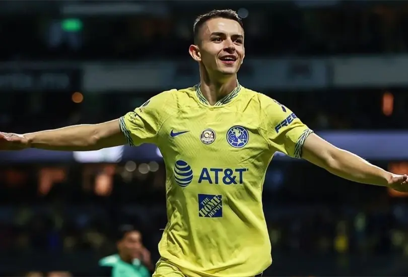 El futbolista espa&ntilde;ol no desaprovech&oacute; la oportunidad de burlarse de Chivas ante miles de personas.