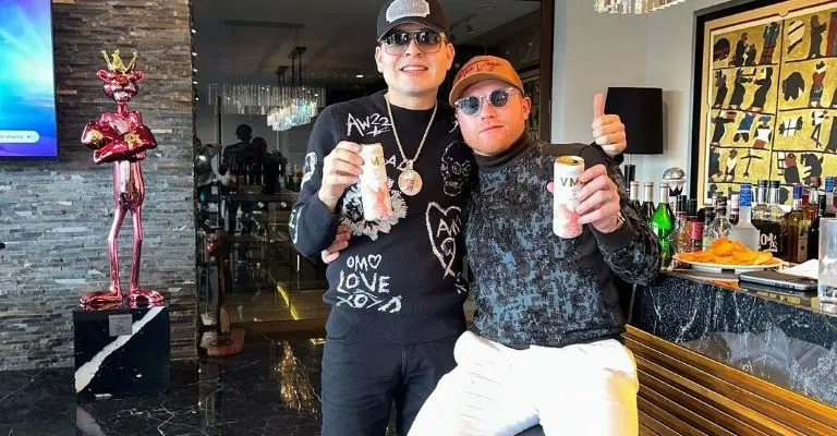 Beto Vega y 'Canelo' celebrando Navidad - @betovegaoficial