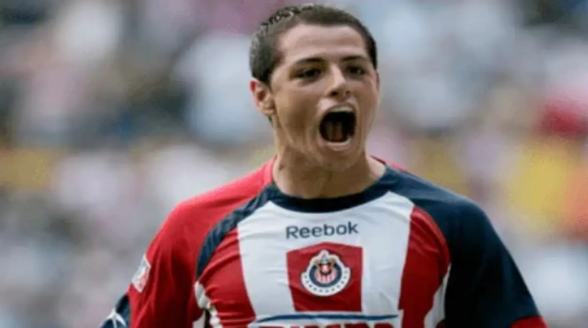 As&iacute; como sus dos figuras masculinas m&aacute;s importantes, 'Chicharito' dej&oacute; de ver el futbol como un pasatiempo y debut&oacute; en primera divisi&oacute;n profesional con el equipo del legado familiar: El Reba&ntilde;o Sagrado.