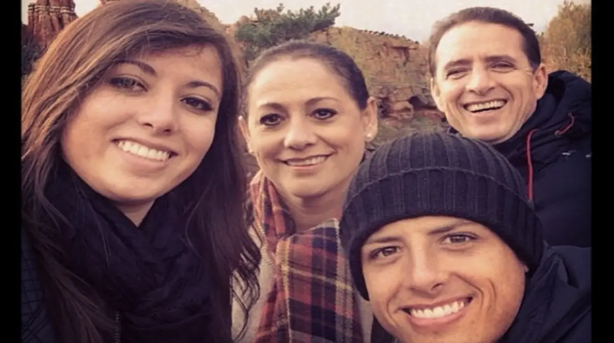 'Chicharito' no tard&oacute; mucho tiempo en encontrar ofertas en el extranjero al poco tiempo de mostrarse en Chivas, y termin&oacute; y&eacute;ndose al Nuevo Continente con el Manchester United y su familia siempre lo acompa&ntilde;&oacute; en su transici&oacute;n. 