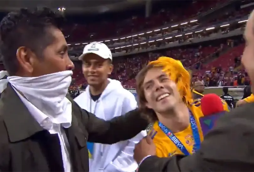 Jorge Campos protagoniz&oacute; un divertido momento cuando interrumpi&oacute; a David Medrano en su entrevista a Sebasti&aacute;n C&oacute;rdova en vivo.