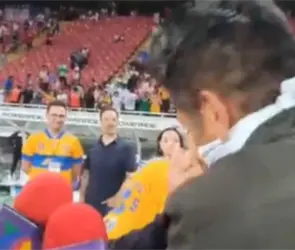 Jorge Campos le da un "beso en la boca" a Vig&oacute;n durante celebraciones de Tigres: "quita la mano"