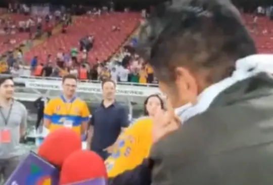 En redes sociales se viralizó un video donde Jorge Campos le da un beso a Juan Pablo Vigón durantes las celebraciones de Tigres.