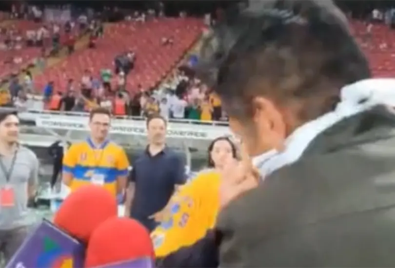 En redes sociales se viraliz&oacute; un video donde Jorge Campos le da un beso a Juan Pablo Vig&oacute;n durantes las celebraciones de Tigres.