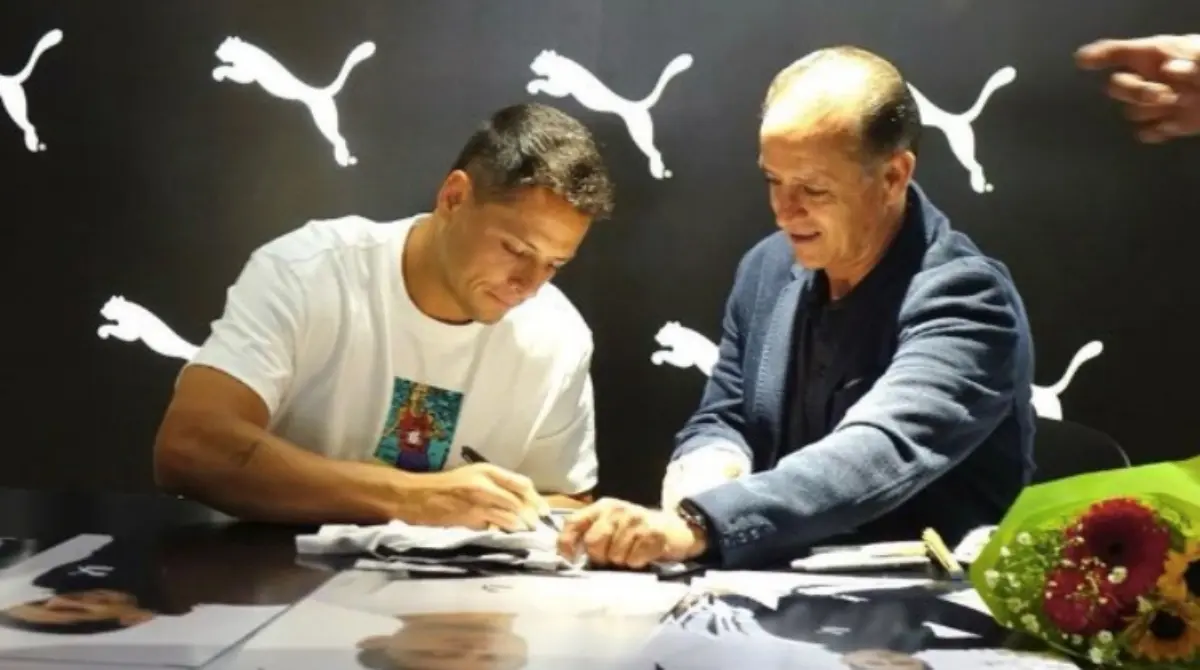 Aunque Tom&aacute;s Balc&aacute;zar falleci&oacute; en 2020 en un punto alto de la pandemia por Covid 19, 'Chicharito' y su padre Javier lo recuerdan con cari&ntilde;o e incluso lo homenajearon luego de su despedida, as&iacute; como el futbol nacional y sobretodo las Chivas, en donde abuelo y nieto jugaron un partido conmemorativo.