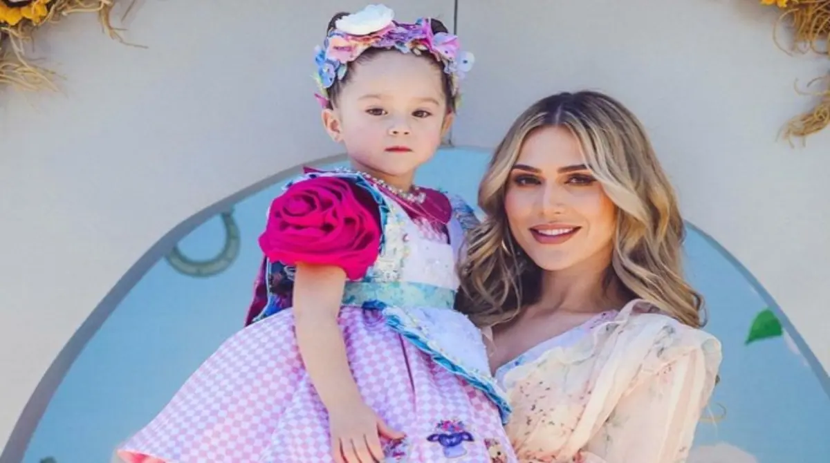 A pesar de los rumores de infidelidad, Fernanda G&oacute;mez y Sa&uacute;l lograron dejar atr&aacute;s su pasado y comprometerse sin que importara la pol&eacute;mica, y as&iacute; fue cuando comenzaron a presumir a su hija y la familia completa.
