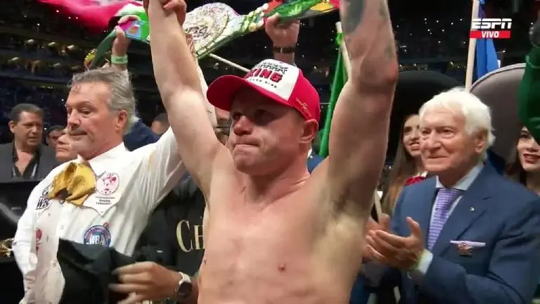 'Canelo' Álvarez ganó en el Akron. (Screenshot)