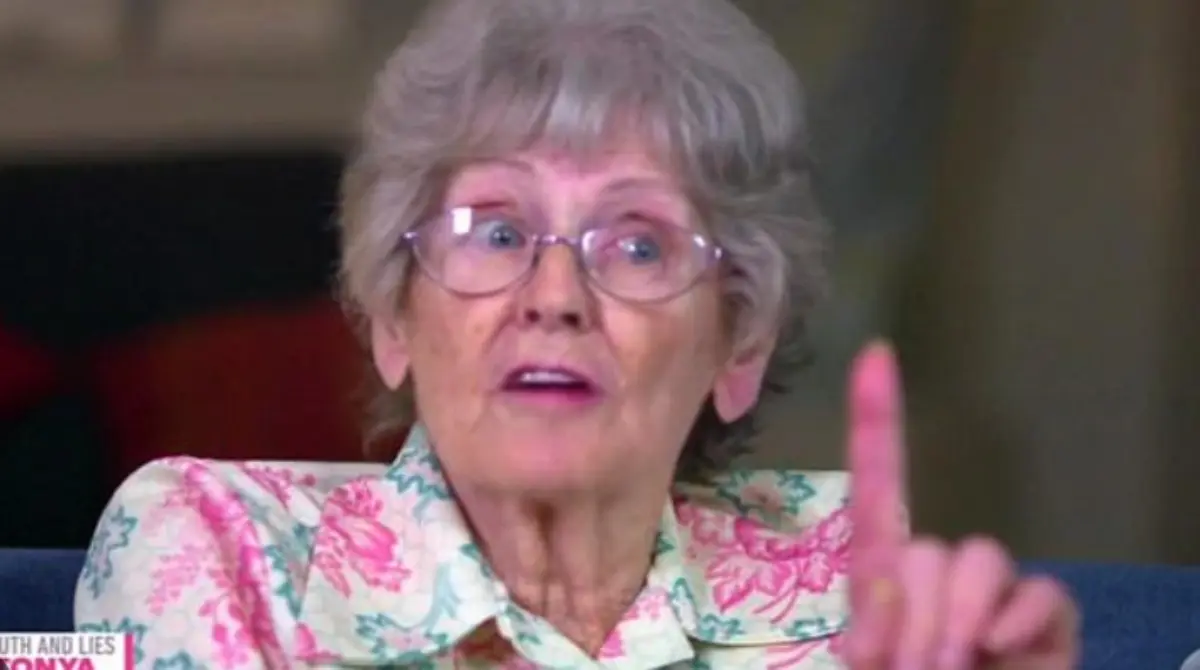 A pesar de que LaVona Golden, madre de Tonya, niega las acusaciones de su hija que fueron expuestas en la pel&iacute;cula I, Tonya, se sabe que lanz&oacute; un cuchillo a la patinadora y tambi&eacute;n la golpe&oacute; con un cepillo de pelo luego de una clasificaci&oacute;n. 