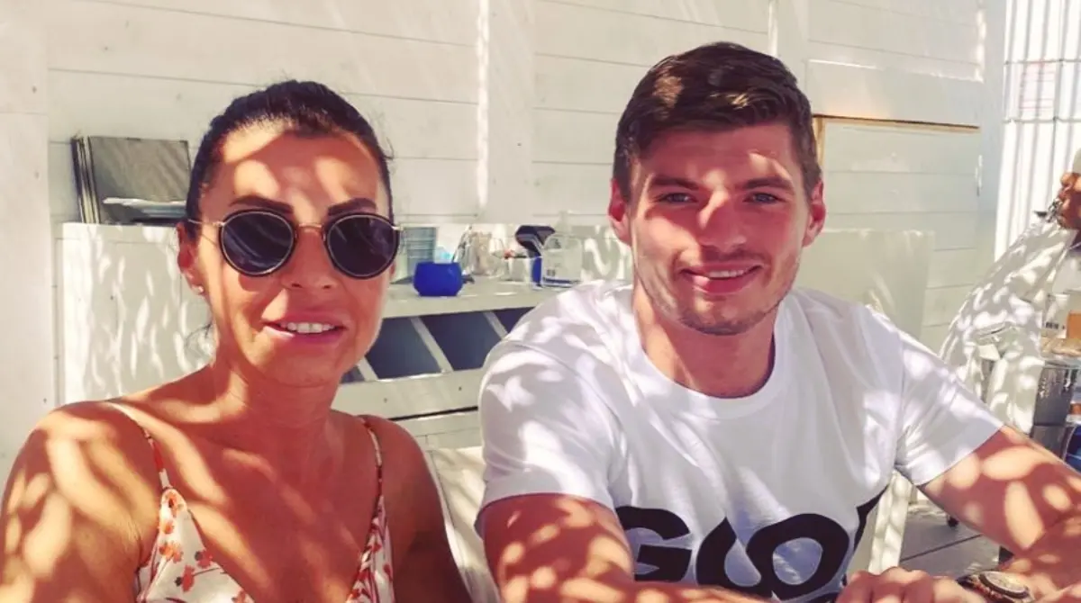 La mam&aacute; del campe&oacute;n del mundo neerland&eacute;s se hizo presente luego de las cr&iacute;ticas a su hijo durante la temporada 2022 de la F1, luego de que en el Gran Premio de Brasil Verstappen no dejara pasar al 'Checo' P&eacute;rez para alcanzar un mejor lugar.