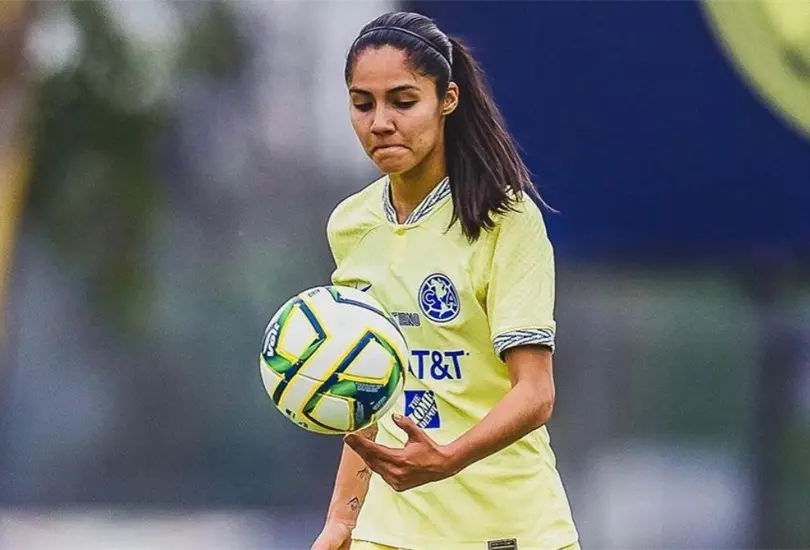 La delantera mexicana recibi&oacute; un comentario del acosador de Scarlett Camberos en redes sociales.