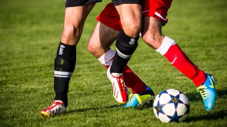 Un futbolista fue suspendido por su peculiar interacción con una aficionada - Archivo Referee
