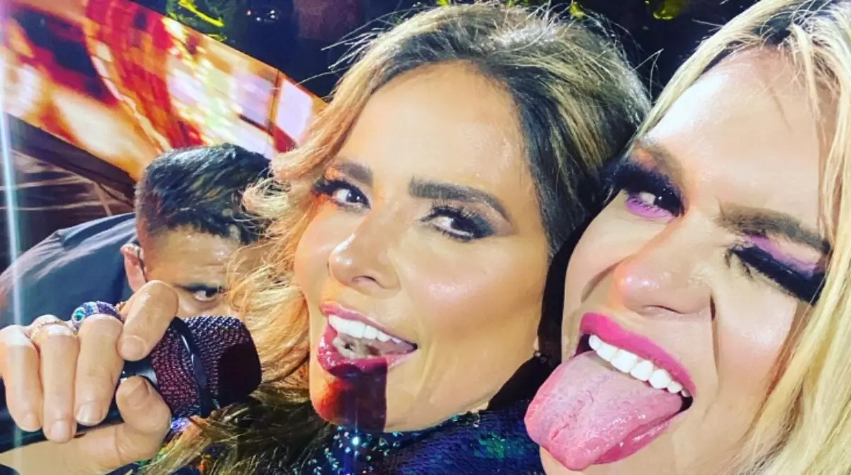 La también modelo se convirtió en una figura pública que ha colaborado con otras y otros famosos de la farándula mexicana, como Gloria Trevi, además de haber participado en su bioserie.