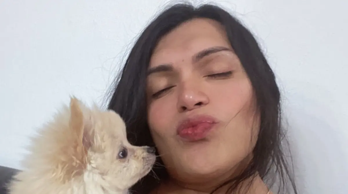 La influencer de 29 años confesó que no terminó la educación básica debido al bullying al que se enfrentaba en la escuela por ser diferente y sentir que 'no encajaba en ningún lado' pero siempre le gustó la comedia.