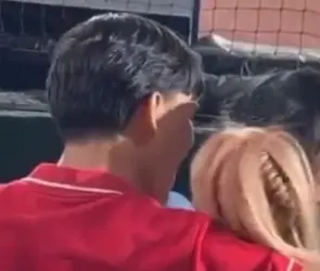 ¡En su propia cara! Captan a mujer siendo infiel a su novio en pleno partido de beisbol (VIDEO)