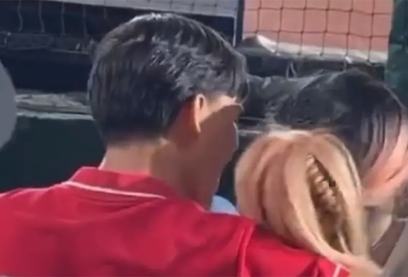 Este fue el momento que captaron las c&aacute;maras detr&aacute;s de la pareja.
