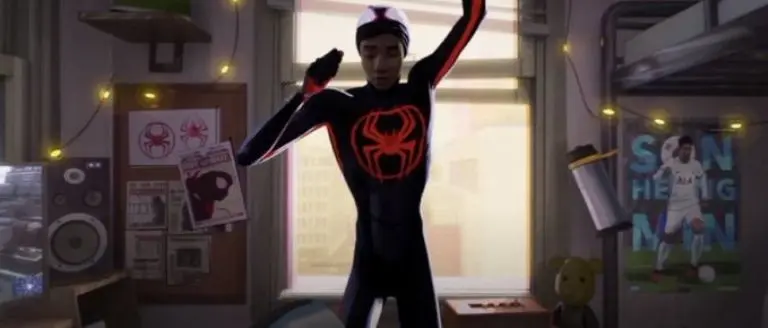 El famoso poster aparece en una escena. (Screenshot)