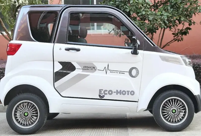 Este es el Eco-Moto, un veh&iacute;culo que se maneja como motocicleta, pero tiene cuatro llantas.