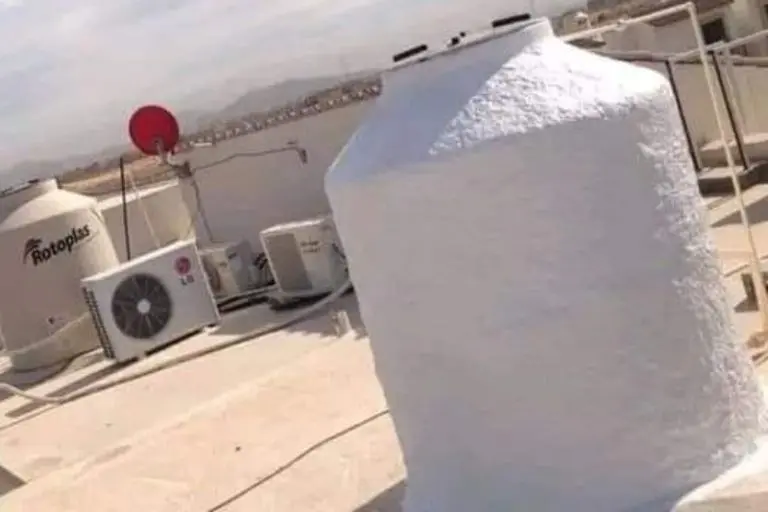 Un hombre mostró cómo' protegió su tinaco de la onda de calor que afecta a México - Especial (Redes Sociales)