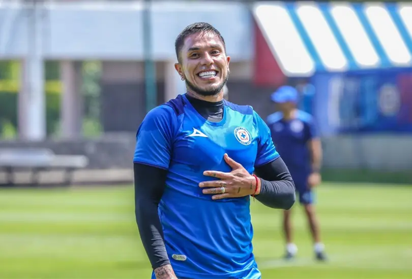 Carlos Salcedo quiso ayudar a Cruz Azul con sus refuerzos para el Apertura 2023 y busc&oacute; a un mexicano que juega en Europa