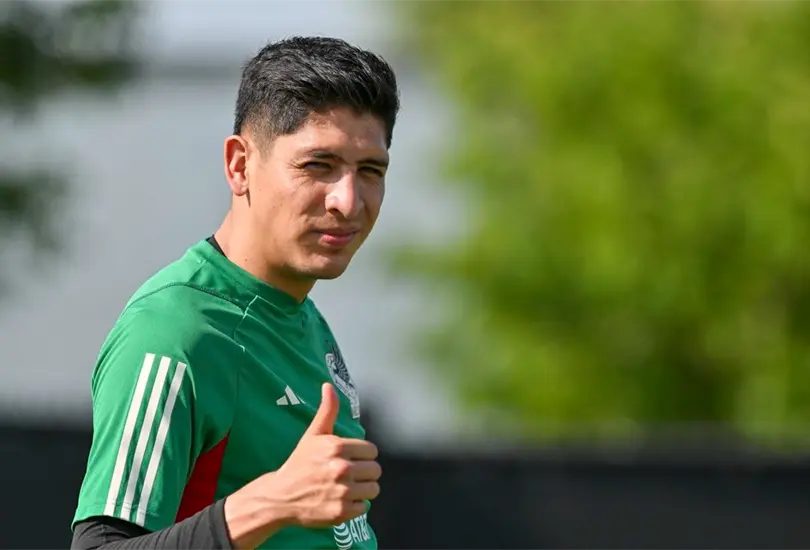 Edson &Aacute;lvarez respondi&oacute; y humill&oacute; a un fan&aacute;tico en redes sociales que lo insult&oacute; por su trayectoria en Europa.